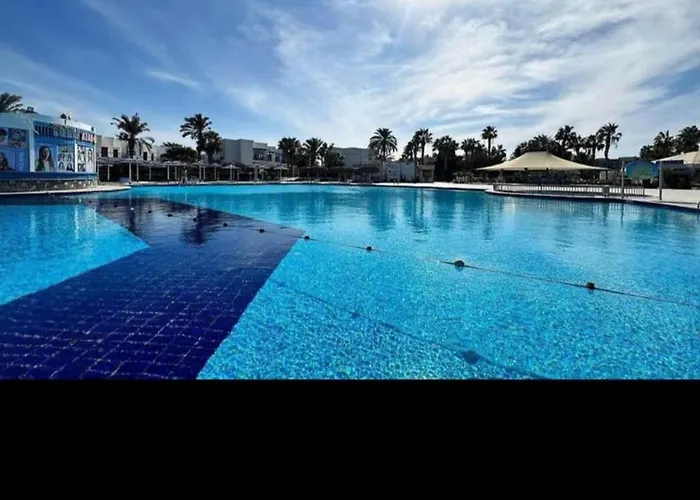 Mirage Bay Aquapark Lilyland Suites * Хургада